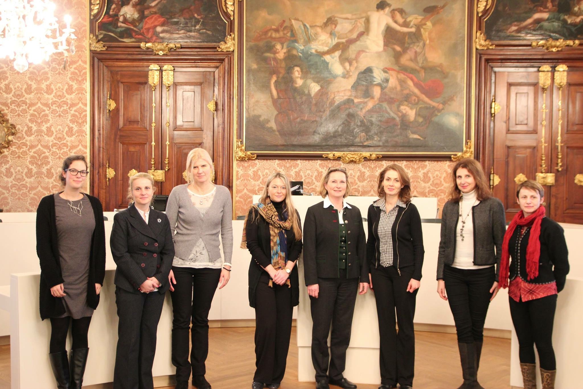 Die Delegation auf Besuch bei Landtagspräsidentin Dr. Bettina Vollath im Sitzungssaal des steirischen Landtags