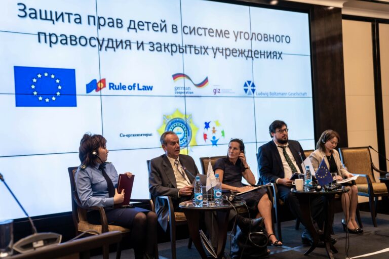 Podium, Round Table in Kirgistan zum Schutz der Kinderrechte