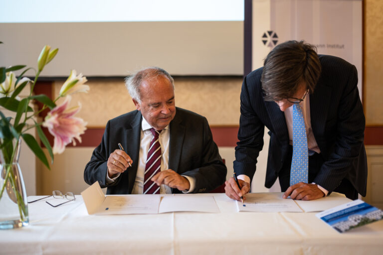 Heinz W. Engl (links) und Michael Stampfer unterzeichnen den Partnervertrag © Moritz Nachtschatt