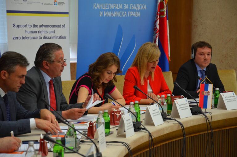 Brankica Janković (Beauftragte für Chancengleichheit), Suzana Paunović (amtierende Direktorin des Büros für Menschen- und Minderheitenrechte), Nicolas Bizel (Head of Operations I der EU-Delegation in Serbien)